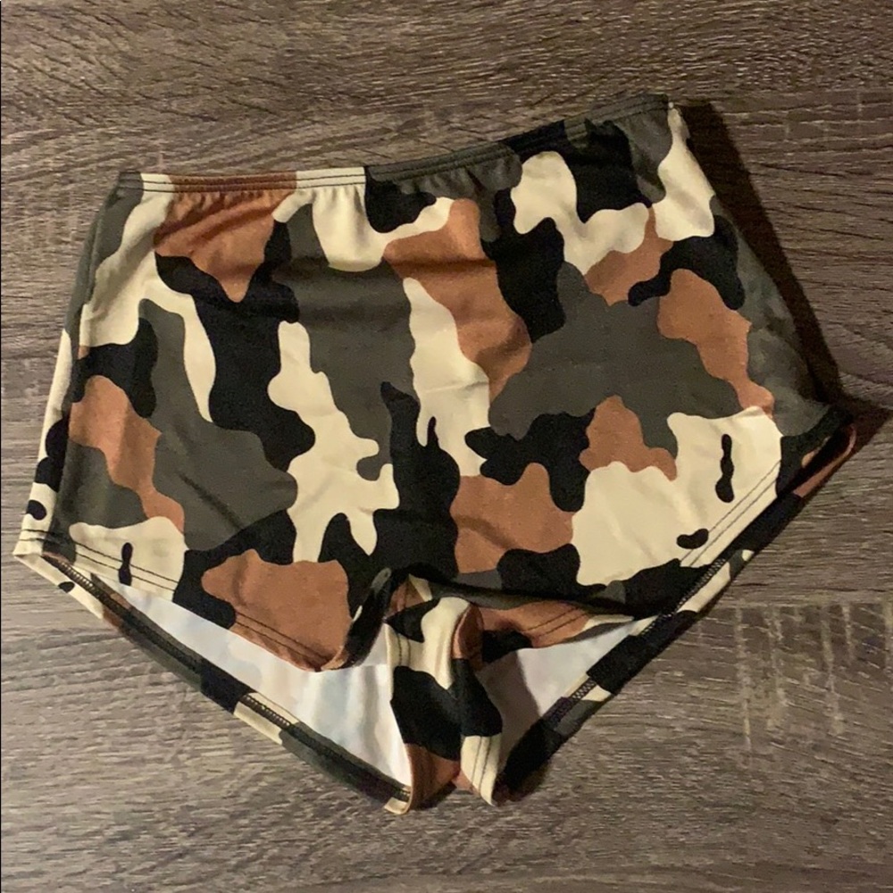 Camoflauge bottle girl shorts